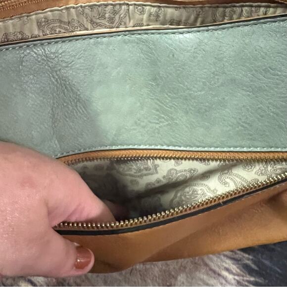 Simply Noelle Neutral Colorblock Crossbody or Shoulder Bag w/ Zipper Closures - Picture 5 of 14